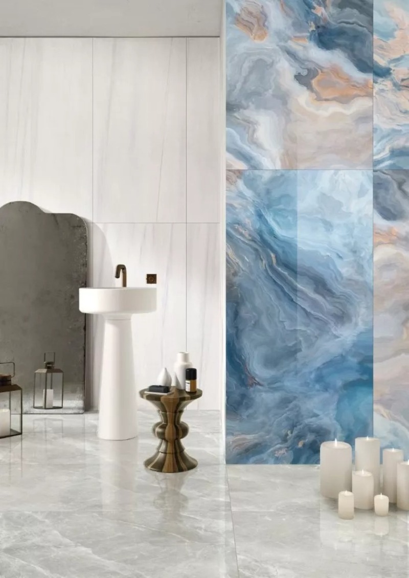 Phối m&agrave;u gạch ốp tường xanh dương h&agrave;i h&ograve;a với nền nh&agrave; v&agrave; thiết bị nội thất